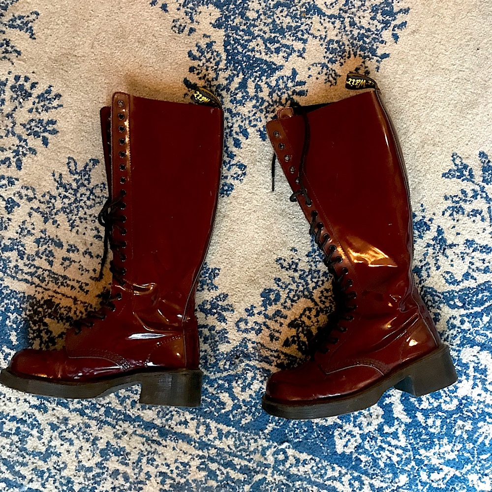 VINTAGE DR.MARTENS • PATENT OXBLOOD 🐂 LEATHER